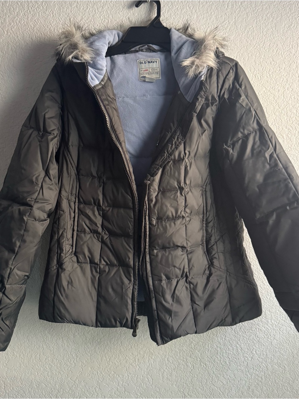 Old Navy Women's  Grey Puffer Jacket with removable Faux Fur on Hood. M